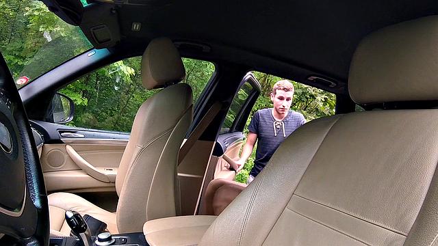 Садись в тачку и смотри, как женатик лижет киску и жёстко трахает на заднем сиденье