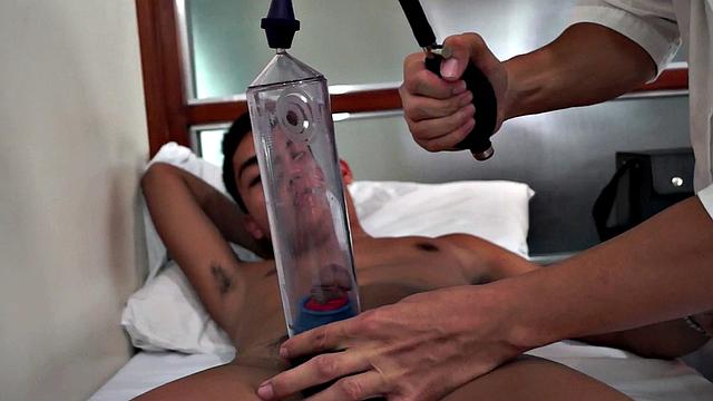 азиатский врач проверяет стояк пациента