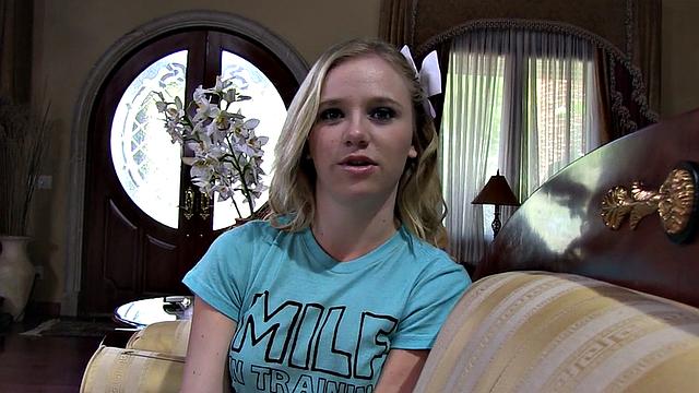 татуированная красотка с огромными сисями раздевается и устраивает жаркое лесби минет-шоу