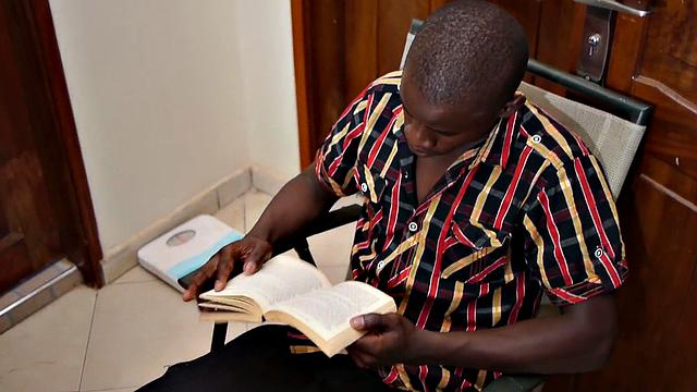 Real African amateur tugging his BBC