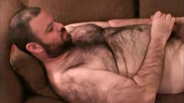 джеймс дрочит и кончает на камеру