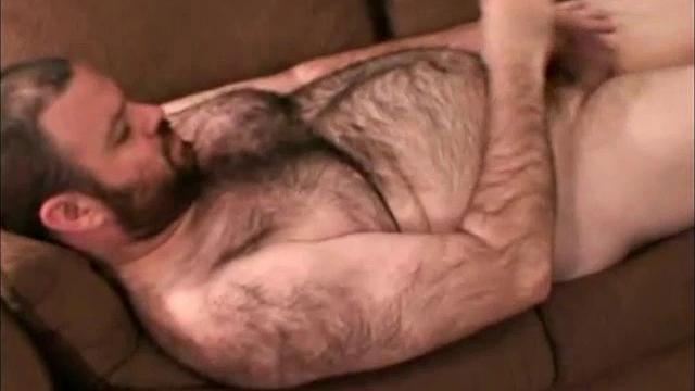 джеймс дрочит и кончает на камеру