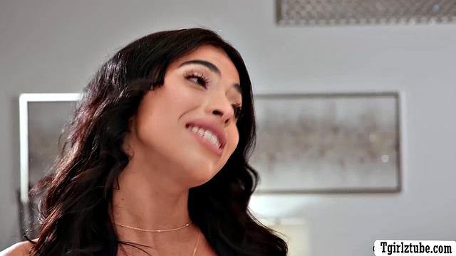 Транс-няня Avery Lust страстно трахается с Michael DelRay, пока хозяин ушёл из дома.