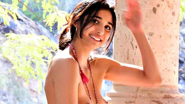 стройная брюнетка балует себя вибратором на кровати