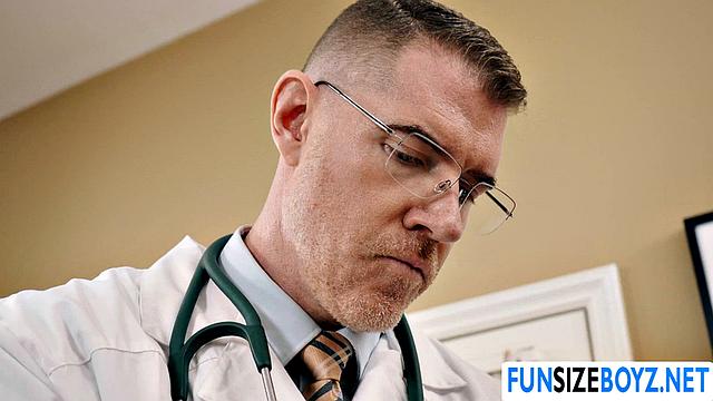 Легран Вулф как опытный доктор жестко трахает задницу пациента Милo Майлс на приёме, гей секс клиника взрослыми парнями.