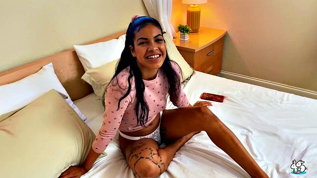 Maya Farrell сосёт и скачет на члене Zeus в разных позах