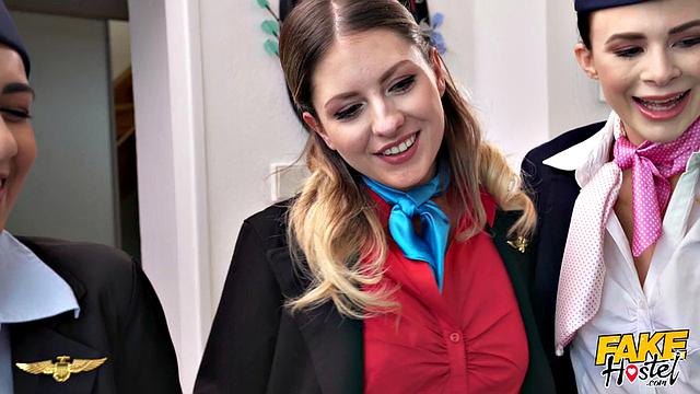 Три стюардессы трахаются с Эмилем Граае и получают сперму на лицо в хостеле