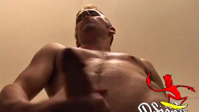 Балллет раздевается, дрочит и с аппетитом облизывает свои пальцы