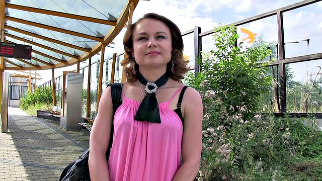 Сексуальная танцовщица Мелори Винфе соблазняет и даёт на улице