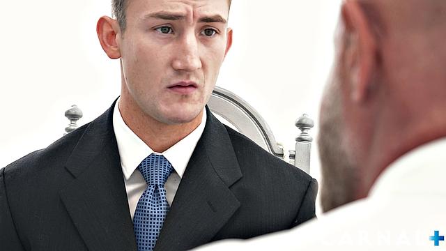 бородатый мачо на кастинге - ему вылизывают зад и трахают пальцами