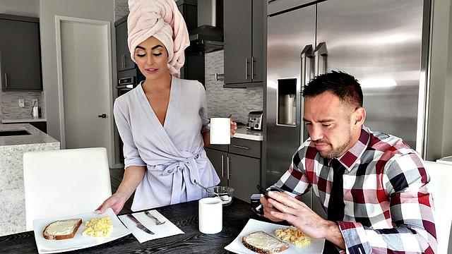 уставшая жена с пробкой в жопе добивается жёсткого анала от мужа