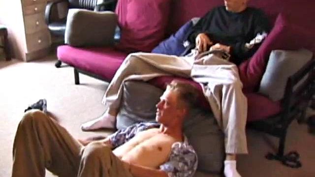 Брэндон дрочит на полу, Шейн присоединяется на диване