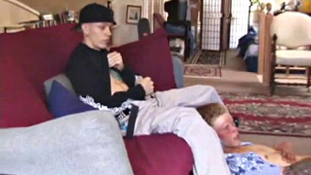 Брэндон дрочит на полу, Шейн присоединяется на диване