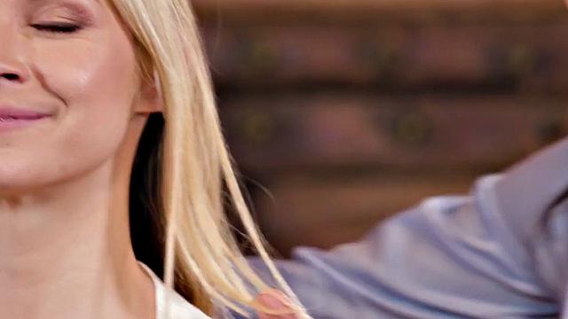 Massaging MILFs share in threesome after massage