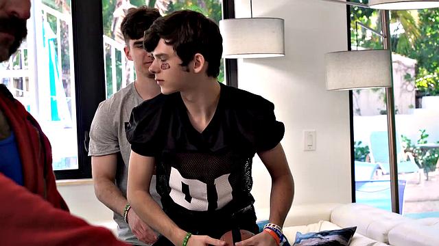 musclebear застал дакоту и дэниела и присоединился к жаркой тройке