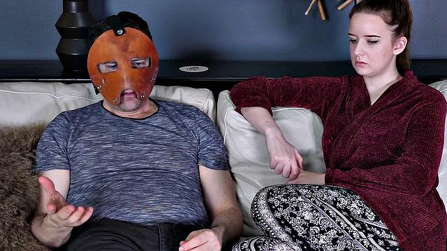 связанная красотка ловит струю и берет по самой гланды