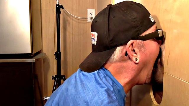 татуированный папик у глори-хола ловит сперму на лицо после страстного минета