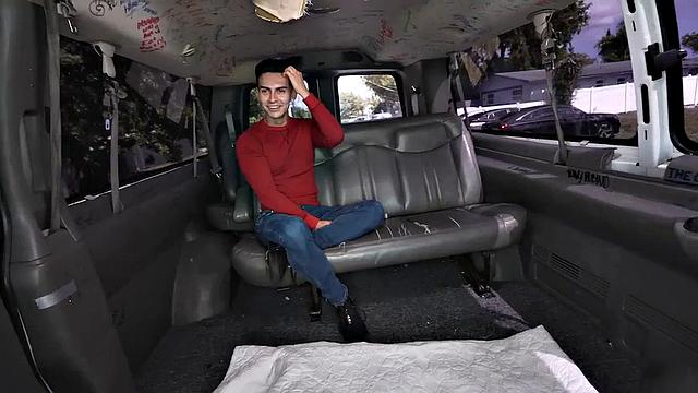 Татуированный парень развлекает в фургоне - ремни не помогут