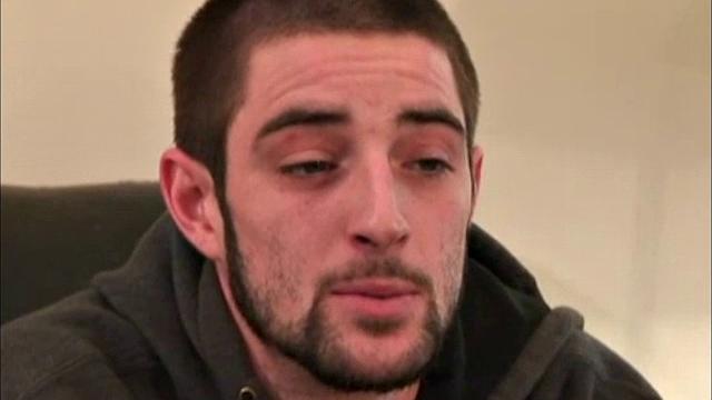 Джеймс дрочит свой член и заливает всё спермой