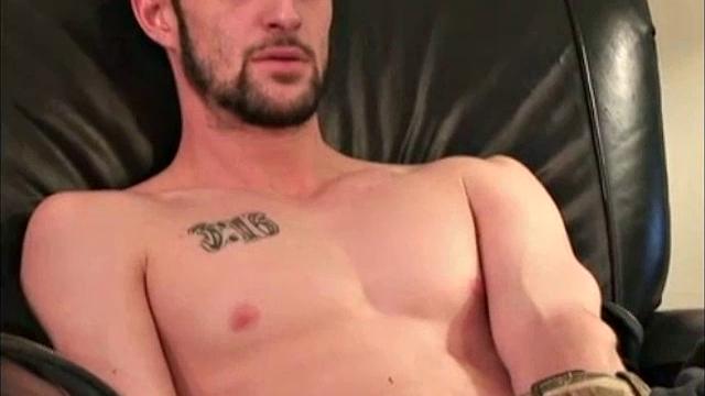 Джеймс дрочит свой член и заливает всё спермой