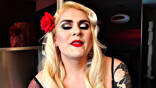 три шикарные транс-девки с аппетитными попками отрываются по полной