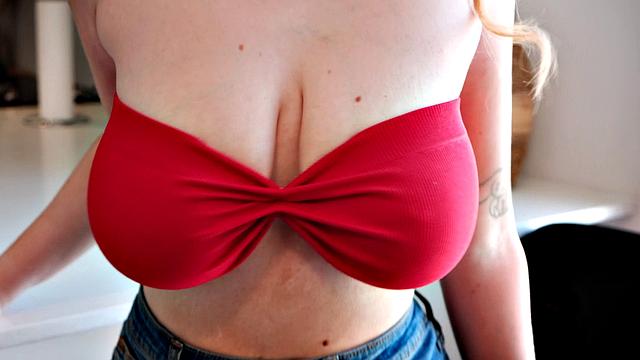 Сладкая Джиджи: строит невинную, а сиськи-то палят