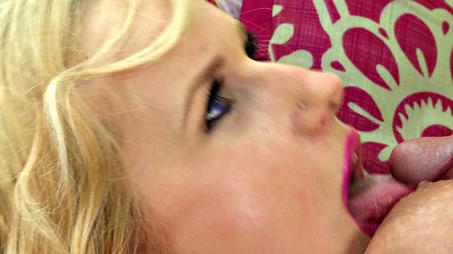 обворожительная блондинка с большой грудью любит анал и дразнит телом