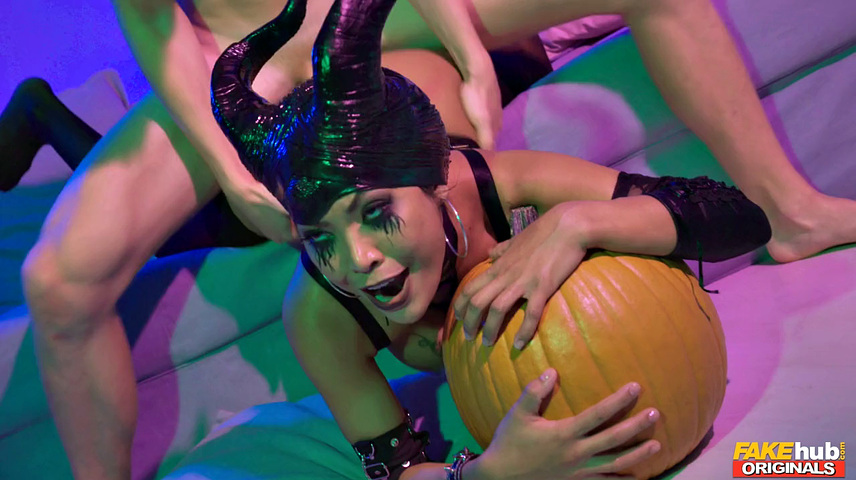 Ron Johnny Fox трахает тыкву, а потом жестко ебет Polly Pons на вечеринке в хостеле.