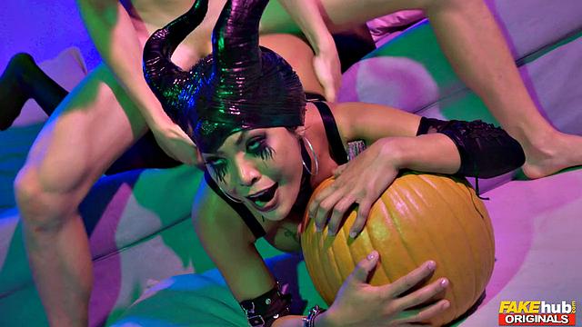 Ron Johnny Fox трахает тыкву, а потом жестко ебет Polly Pons на вечеринке в хостеле.