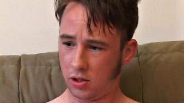 Phil дрочит и кончает на камеру