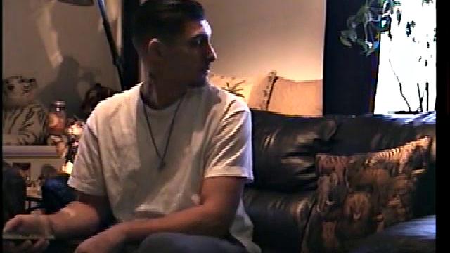 тони становится на колени и заглатывает мой член до самого конца