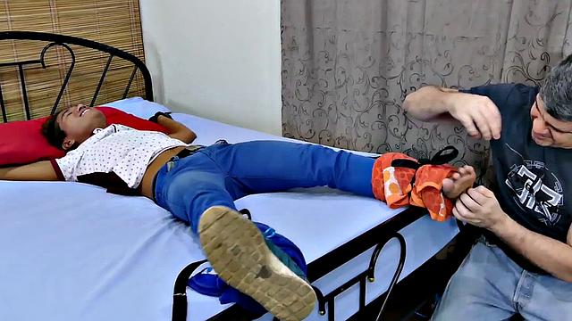 белый папик прикалывается над связанным азиатом - щекотка и не только