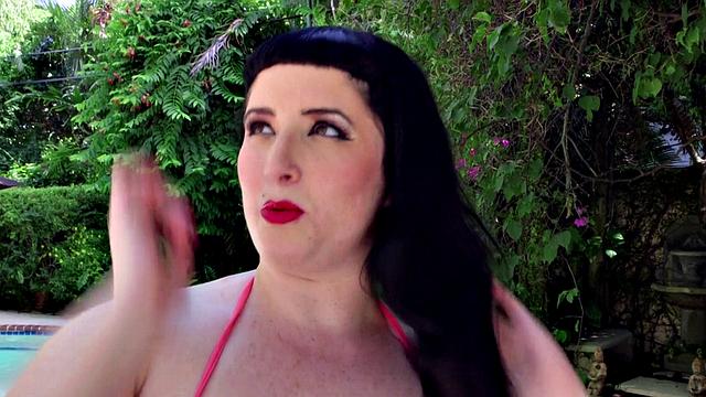 Дженна Валентайн раздевается у бассейна, под водой играет с огромными сиськами