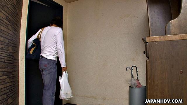 Tsuna Kimura is sick but she sucks her friend