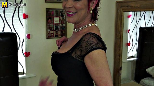 британская милфа с пирсингом в письке жёстко трахается