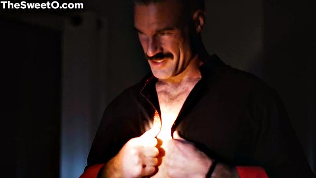 Зрелый мужик трахает грудастую любовницу между сисек и в киску на свидании.