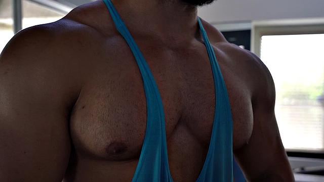 Twink with fetish on muscles fucked by buff after massage