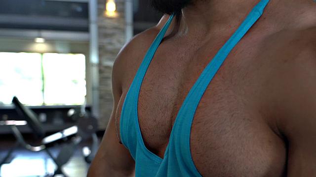 Twink with fetish on muscles fucked by buff after massage