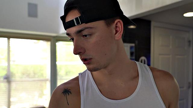 стройный парень с фетишем на мышцы жарко трахается с качком после масляного массажа