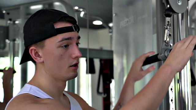 Twink with fetish on muscles fucked by buff after massage