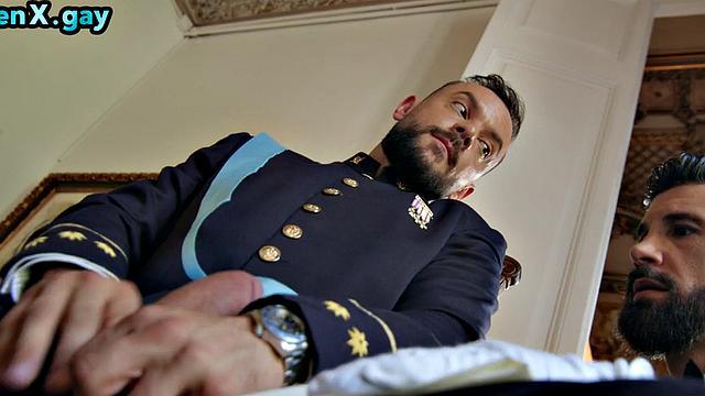 коп трахает бородатого дворецкого за ужином - все по протоколу