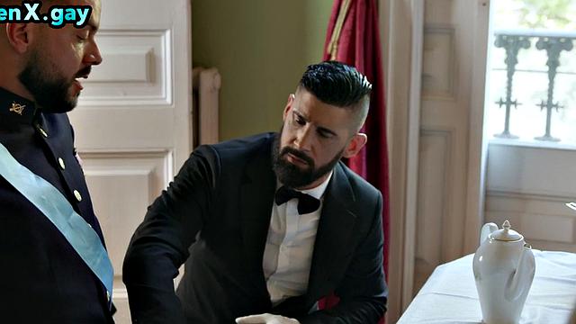 коп трахает бородатого дворецкого за ужином - все по протоколу