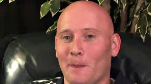 Лекс шутит с рабочими и ловко управляется с их инструментами