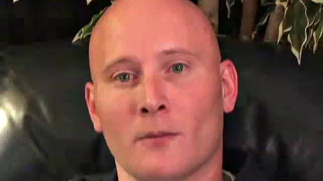 Лекс шутит с рабочими и ловко управляется с их инструментами