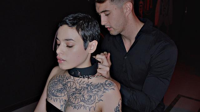 Скромная офисная девушка устраивает БДСМ тройничок после работы