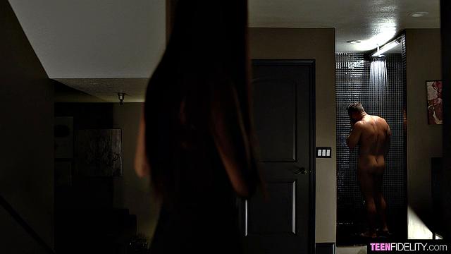 Случайный апгрейд в отеле оборачивается жарким душевым трахом