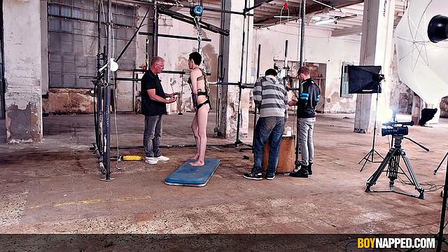 Тинейджерка кайфует от шлёпков по яйцам - часть 1 - Дэнни Локвуин и Себастьян Кейн