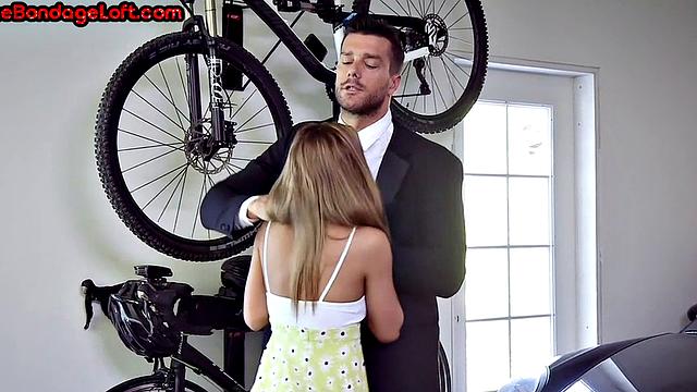 милфа раздаёт команды на кухне и с юмором слизывает десерт с попы