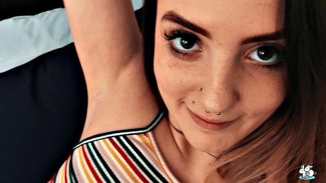 Кинсли Кейн получает глубокий трах от Джимми Майклса и кайфует от жёсткого члена в миссионерской и догги-позе, не сдерживая стоны удовольствия.