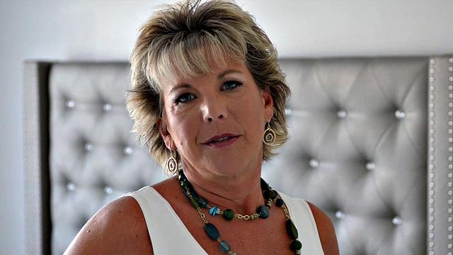 зрелая в сапогах разносит себя вибратором на части